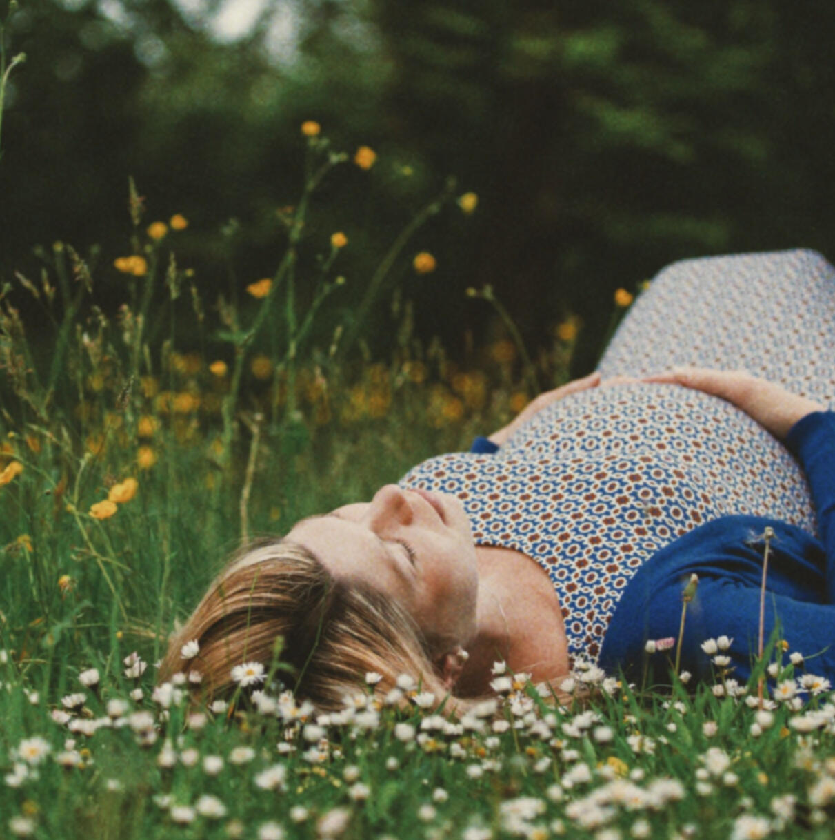 Lifetsyle Maternity Photo | Lincolnshire Pregnant woman lying on a meadow